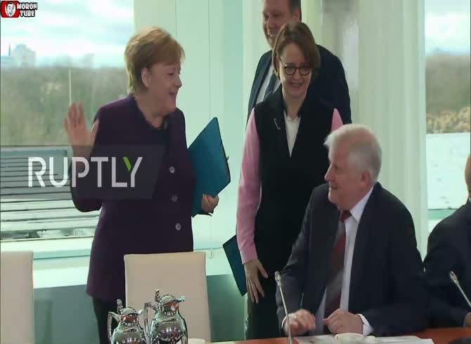Video :The German Interior Minister declines to shake hands with Angela Merkel